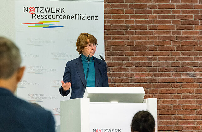 Das Bild zeigt Staatssekretärin Dr. Christiane Rohleder, die einen Vortrag während einer NeRess-Konferenz hält. 